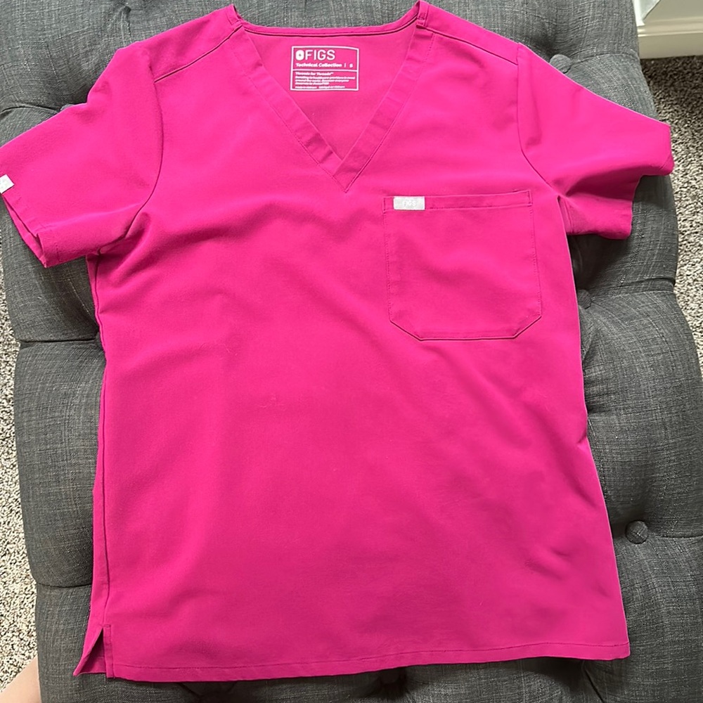 S FIGs scrub top pomegranate